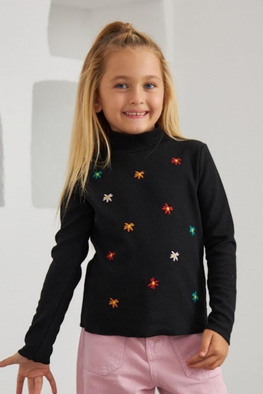 Kız Çocuk Çiçek Nakışlı Siyah Boğazlı Body – 5-8 Yaş