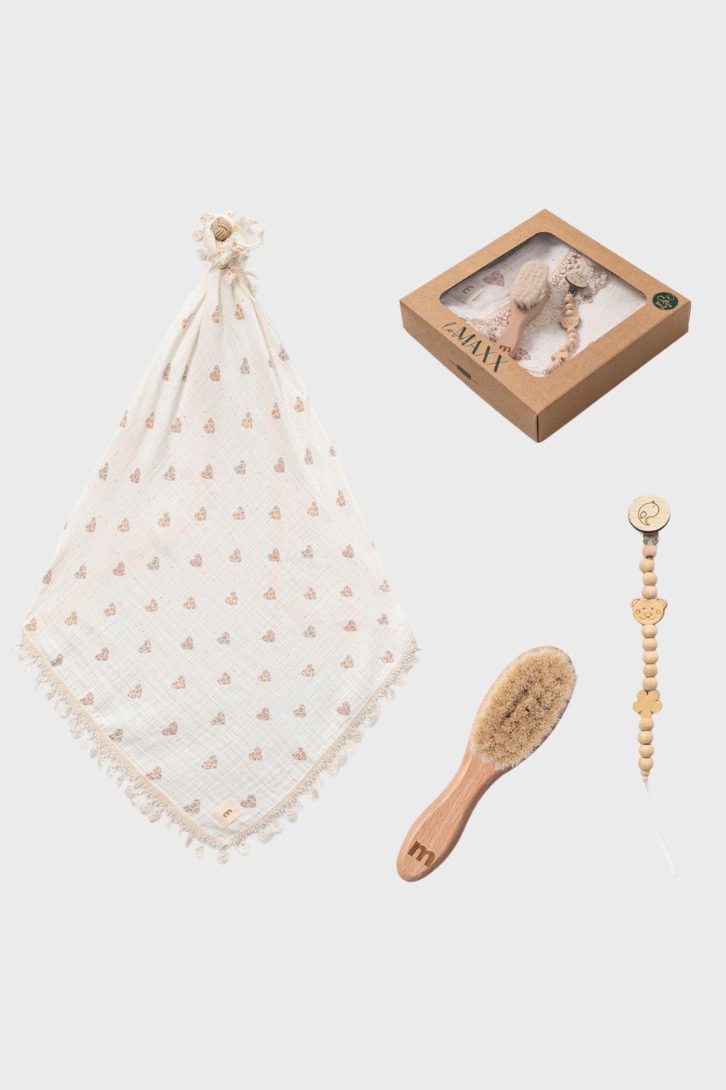 Kalp Desenli Müslin Battaniye + Bebek Fırçası/Tarak + Emzik Tutacağı Seti | Hediyelik