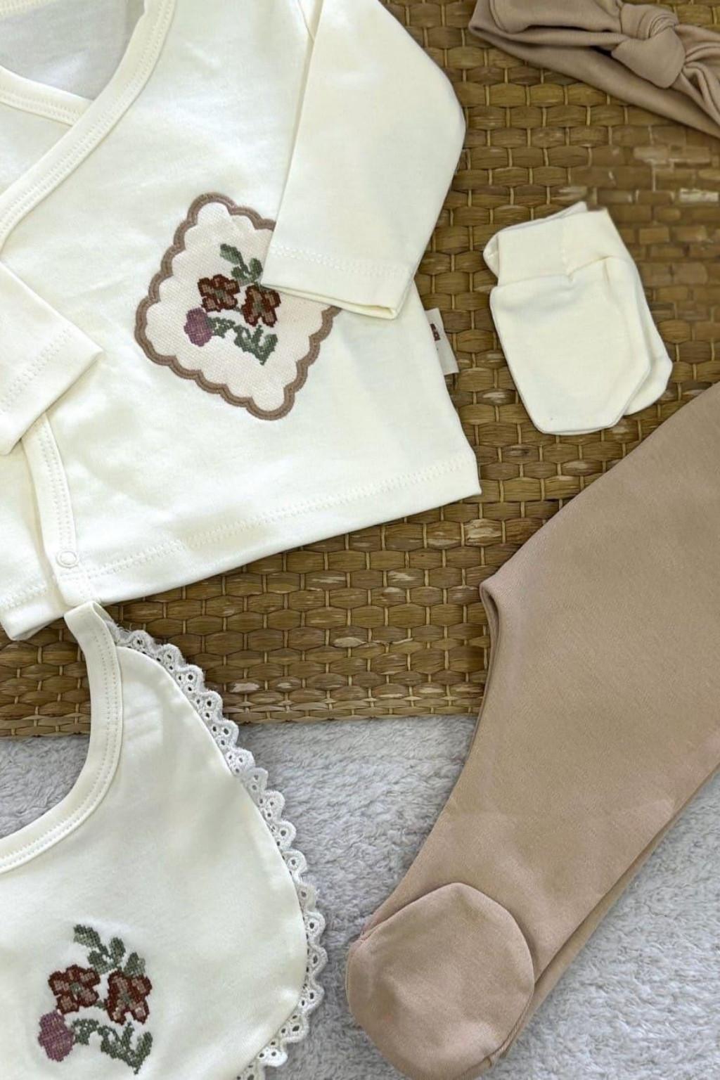 Kız Bebek 5’li Hastane Çıkışı Seti – Kanaviçe Nakışlı Çiçek Detaylı